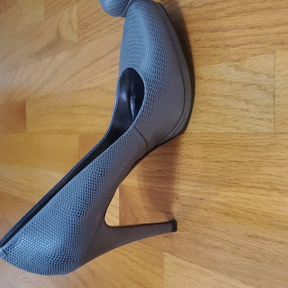 Nine West gray pumps